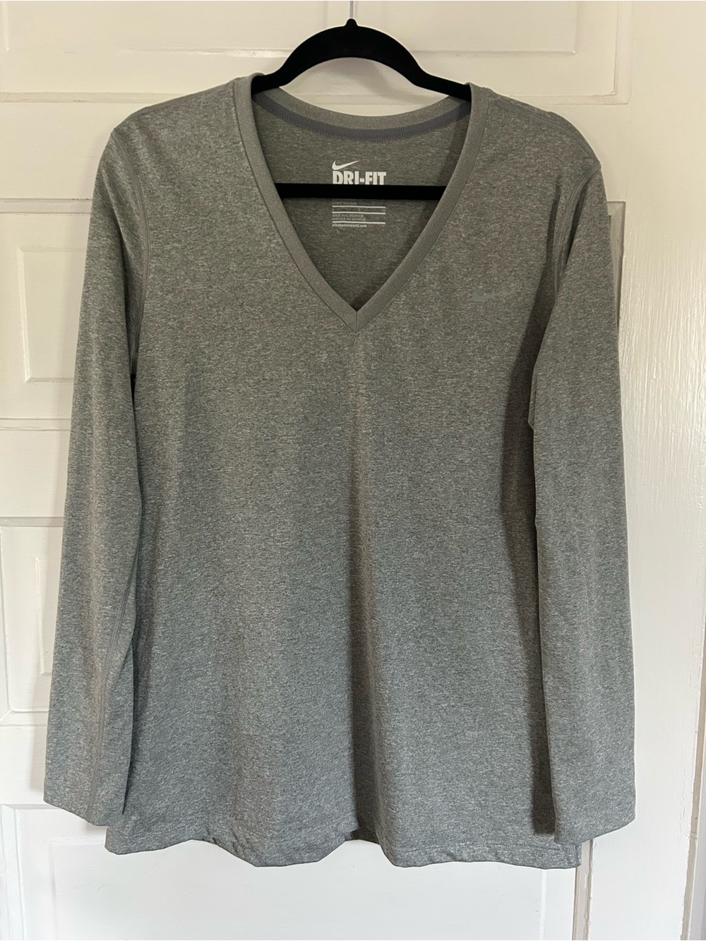 Nike Dri-FIT Women's Long Sleeve V-Neck Top - Gray. Regular Fit. Size Large